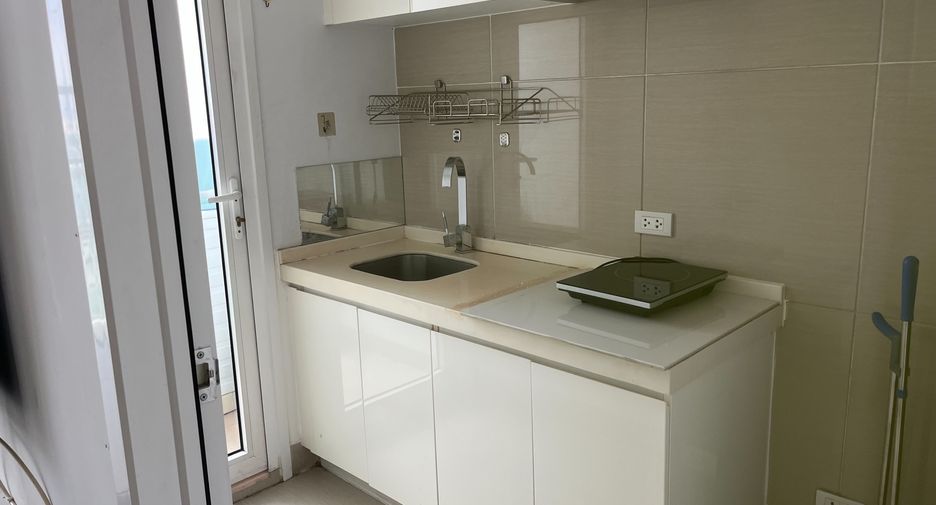 For rent 2 bedrooms condo in Huai Khwang, Bangkok