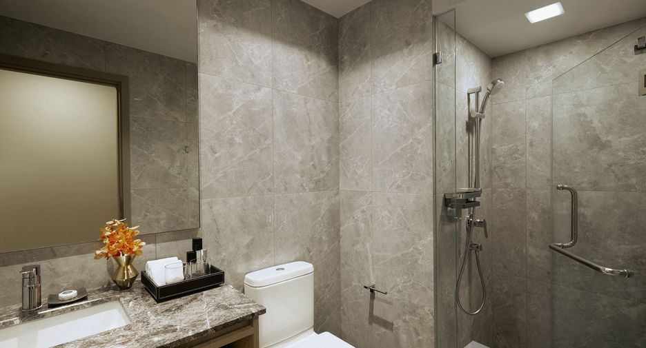 For rent 3 bedrooms condo in Huai Khwang, Bangkok