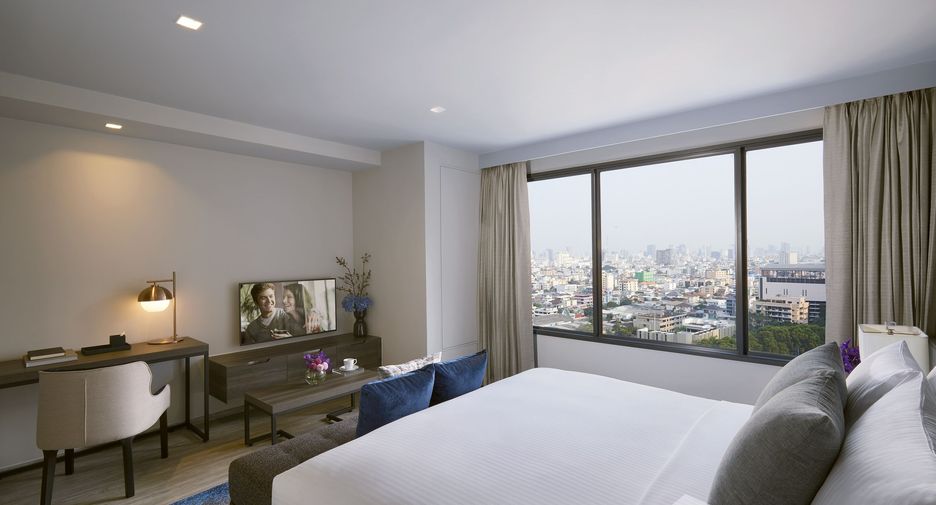 For rent 3 bedrooms condo in Huai Khwang, Bangkok