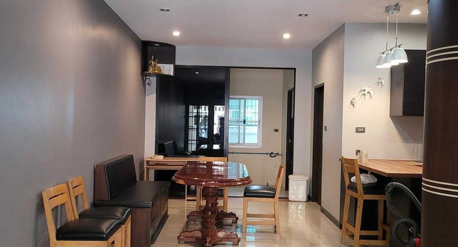 For rent 3 bedrooms townhouse in Yan Nawa, Bangkok