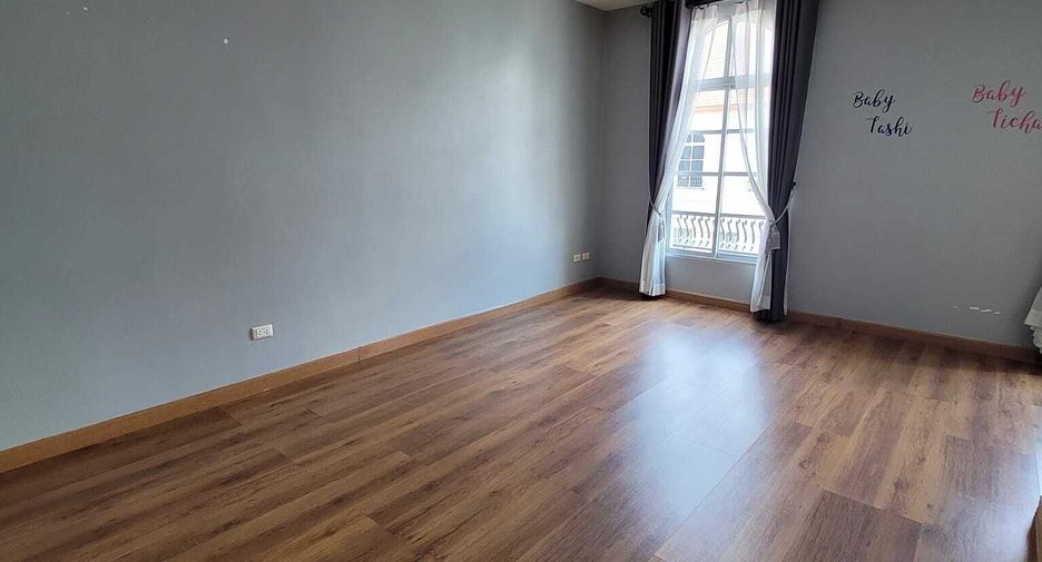 For rent 3 bedrooms townhouse in Yan Nawa, Bangkok