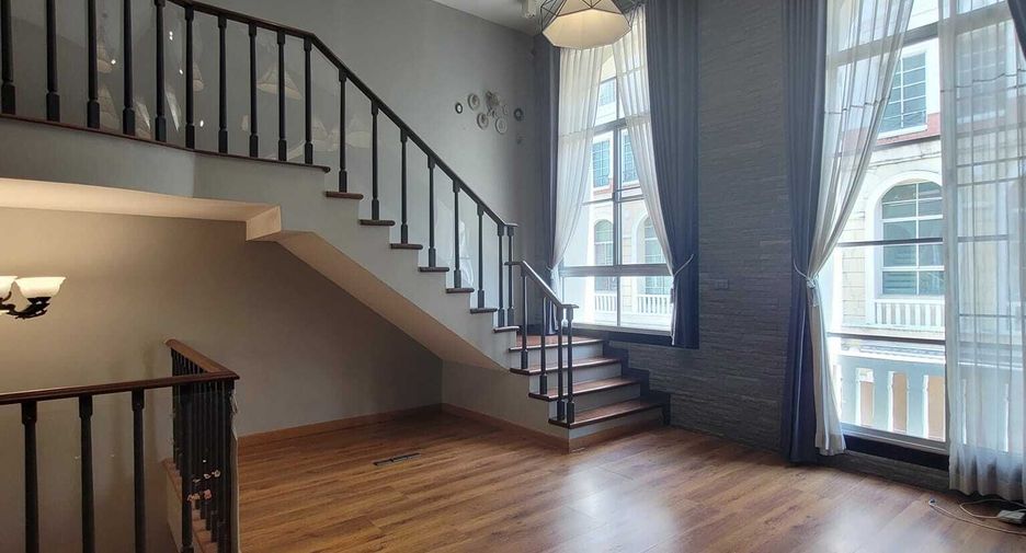 For rent 3 bedrooms townhouse in Yan Nawa, Bangkok