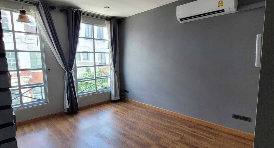 For rent 3 bedrooms townhouse in Yan Nawa, Bangkok