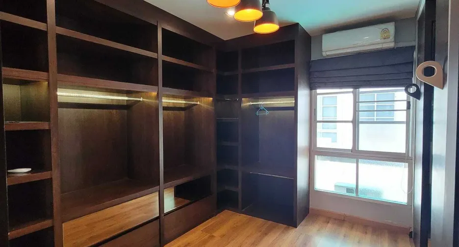 For rent 3 bedrooms townhouse in Yan Nawa, Bangkok