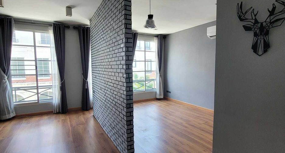 For rent 3 bedrooms townhouse in Yan Nawa, Bangkok