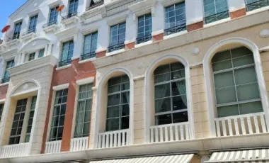For rent 3 bedrooms townhouse in Yan Nawa, Bangkok