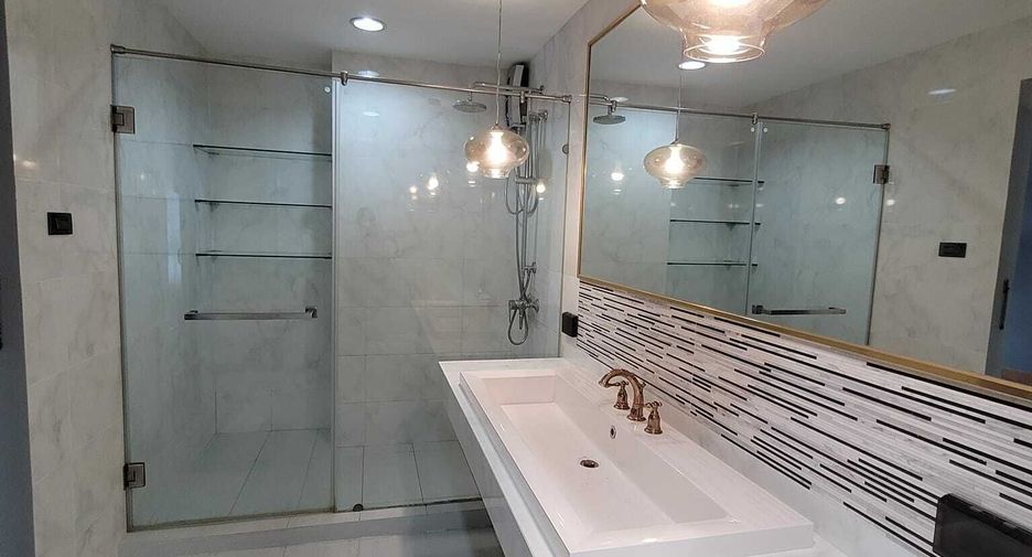 For rent 3 bedrooms townhouse in Yan Nawa, Bangkok