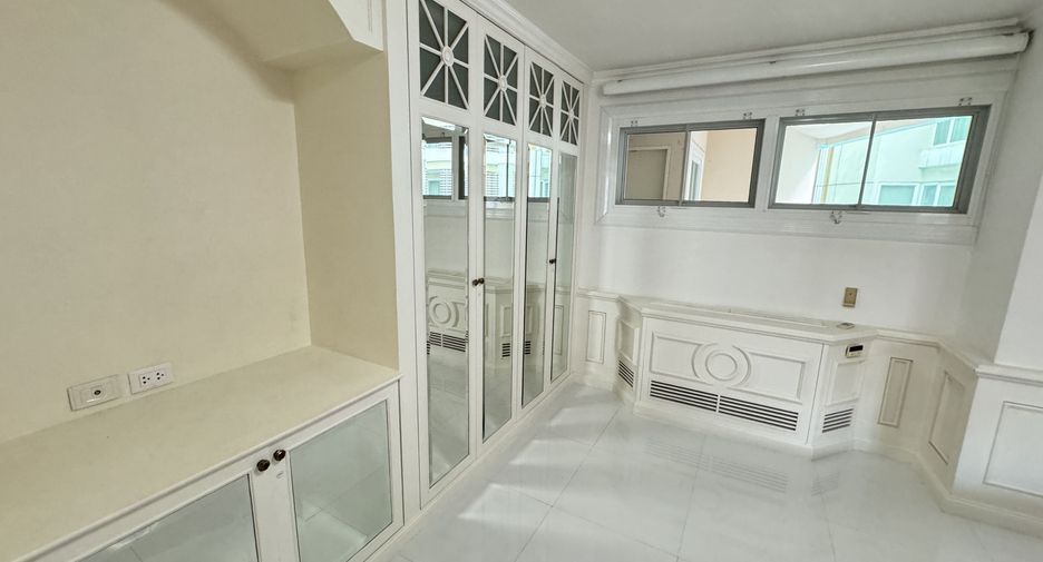 For rent 2 bedrooms apartment in Khlong Toei, Bangkok