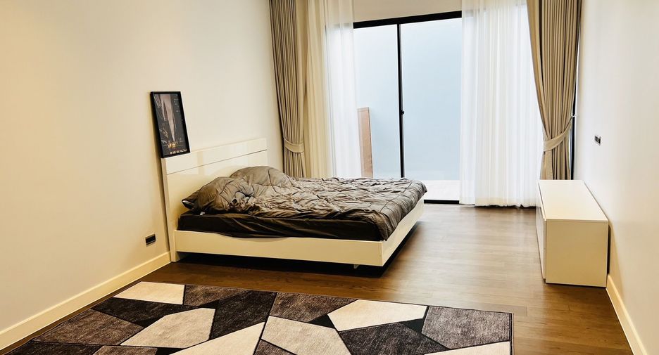 For rent 4 bedrooms house in Bang Kapi, Bangkok