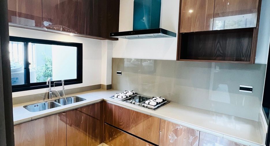 For rent 4 bedrooms house in Bang Kapi, Bangkok
