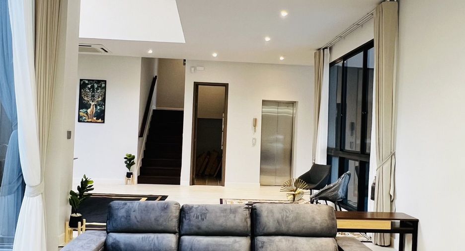 For rent 4 bedrooms house in Bang Kapi, Bangkok