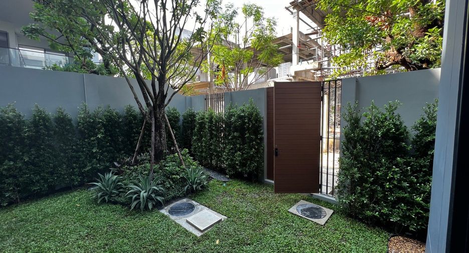 For rent 4 bedrooms house in Bang Kapi, Bangkok