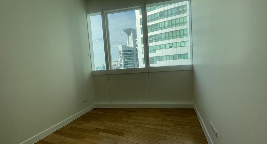 For rent 3 bedrooms condo in Khlong Toei, Bangkok