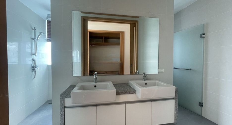 For rent 3 bedrooms condo in Khlong Toei, Bangkok