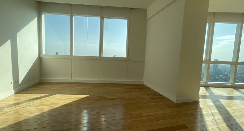 For rent 3 bedrooms condo in Khlong Toei, Bangkok