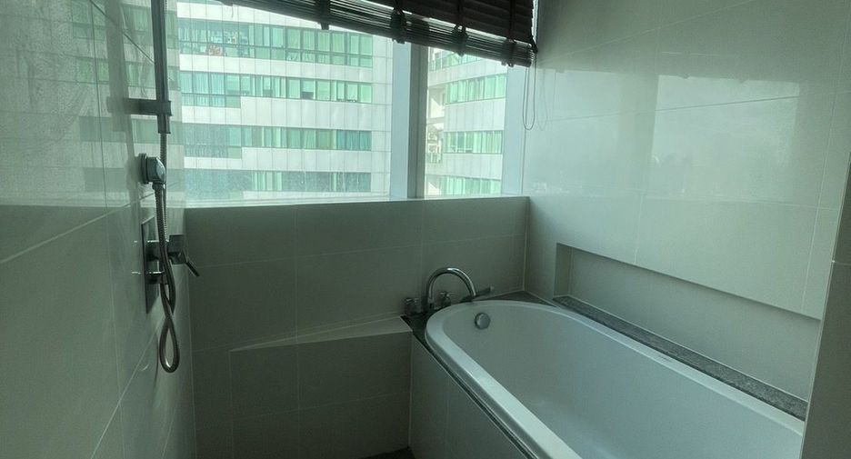 For rent 3 bedrooms condo in Khlong Toei, Bangkok