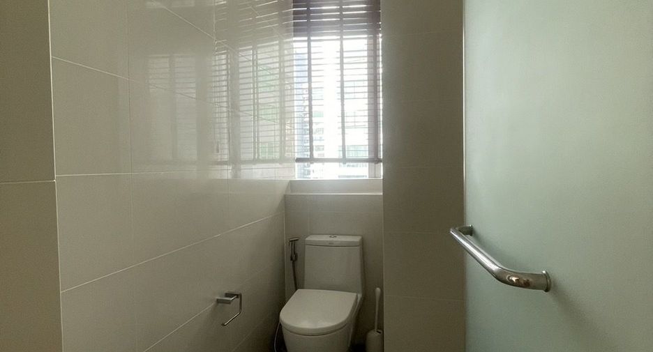 For rent 3 bedrooms condo in Khlong Toei, Bangkok