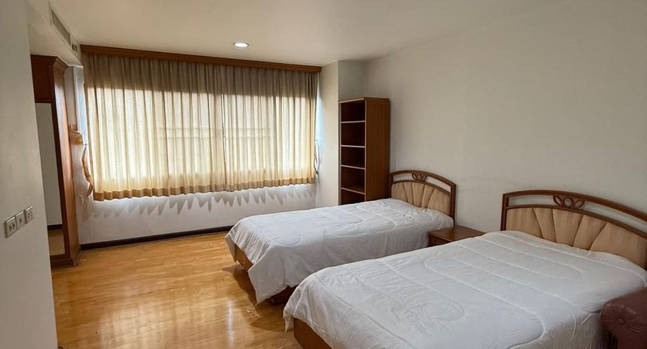For rent 3 bedrooms condo in Yan Nawa, Bangkok