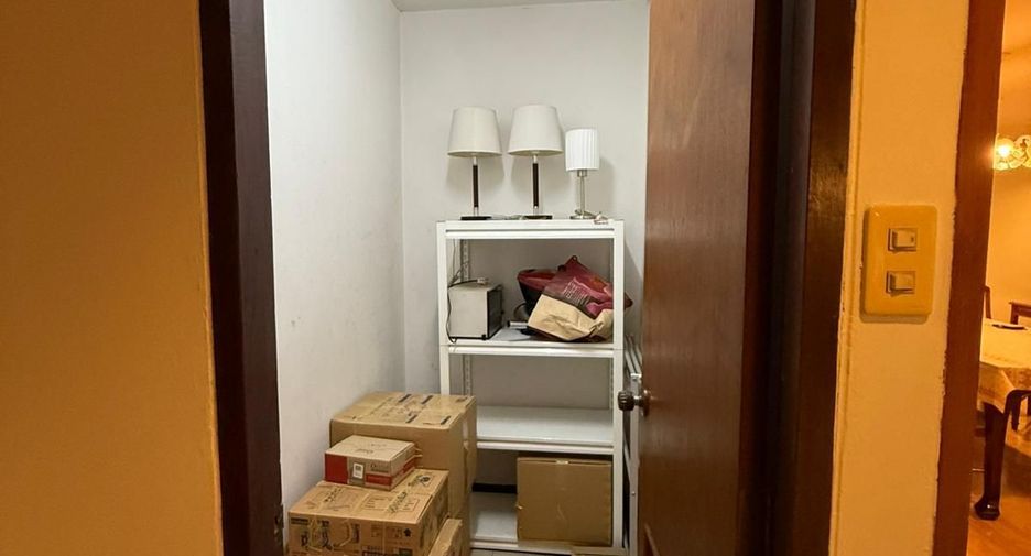 For rent 3 bedrooms condo in Yan Nawa, Bangkok