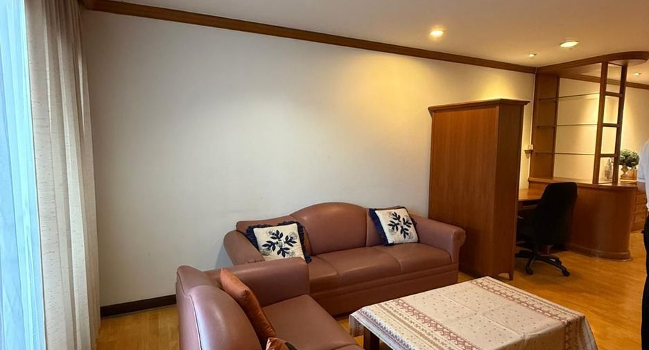 For rent 3 bedrooms condo in Yan Nawa, Bangkok