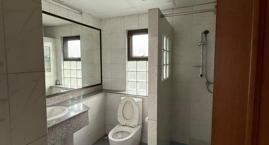 For rent 3 bedrooms condo in Yan Nawa, Bangkok