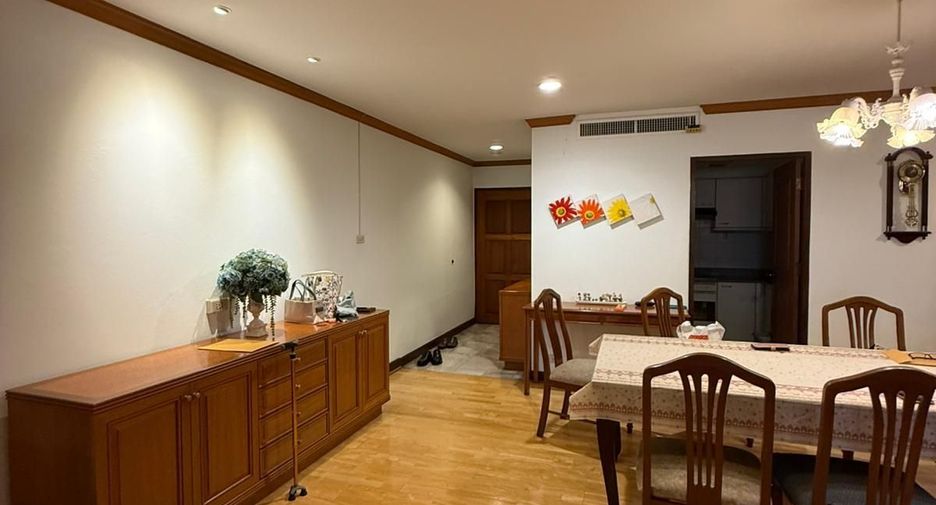 For rent 3 bedrooms condo in Yan Nawa, Bangkok