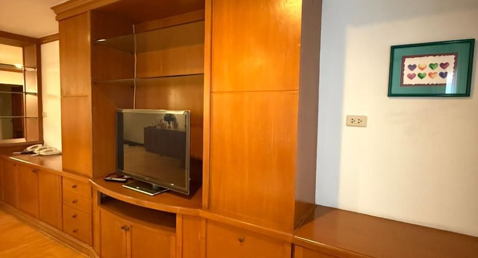 For rent 3 bedrooms condo in Yan Nawa, Bangkok