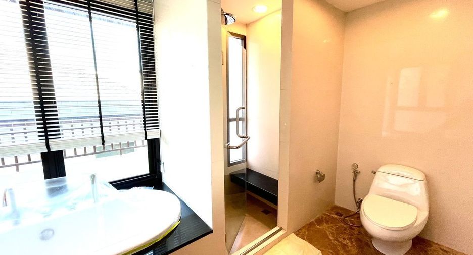 For rent 2 bedrooms condo in Yan Nawa, Bangkok