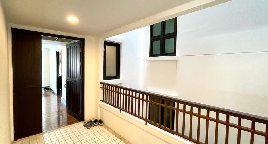 For rent 2 bedrooms condo in Yan Nawa, Bangkok