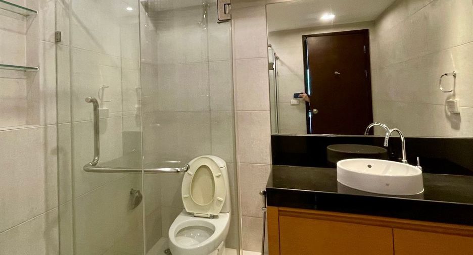 For rent 2 bedrooms condo in Yan Nawa, Bangkok