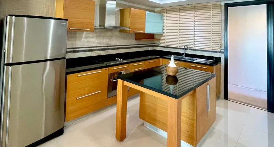 For rent 2 bedrooms condo in Yan Nawa, Bangkok