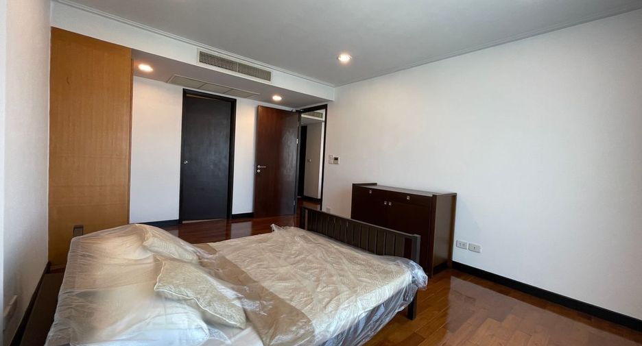 For rent 2 bedrooms condo in Yan Nawa, Bangkok