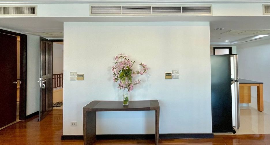 For rent 2 bedrooms condo in Yan Nawa, Bangkok