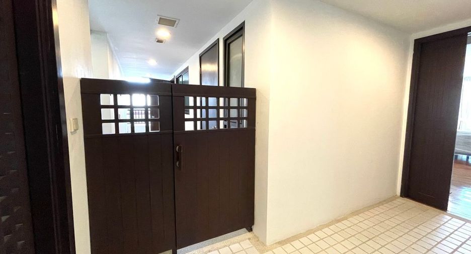 For rent 2 bedrooms condo in Yan Nawa, Bangkok