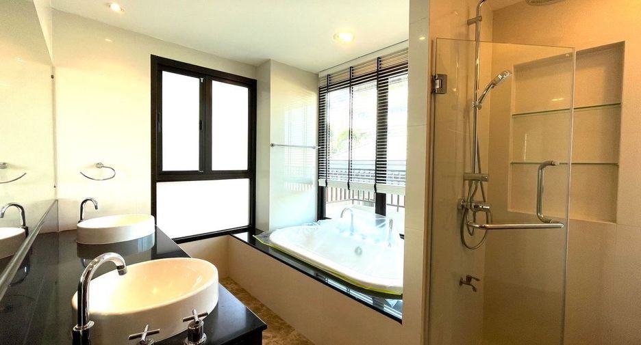 For rent 2 bedrooms condo in Yan Nawa, Bangkok