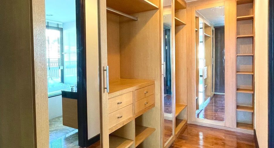 For rent 2 bedrooms condo in Yan Nawa, Bangkok