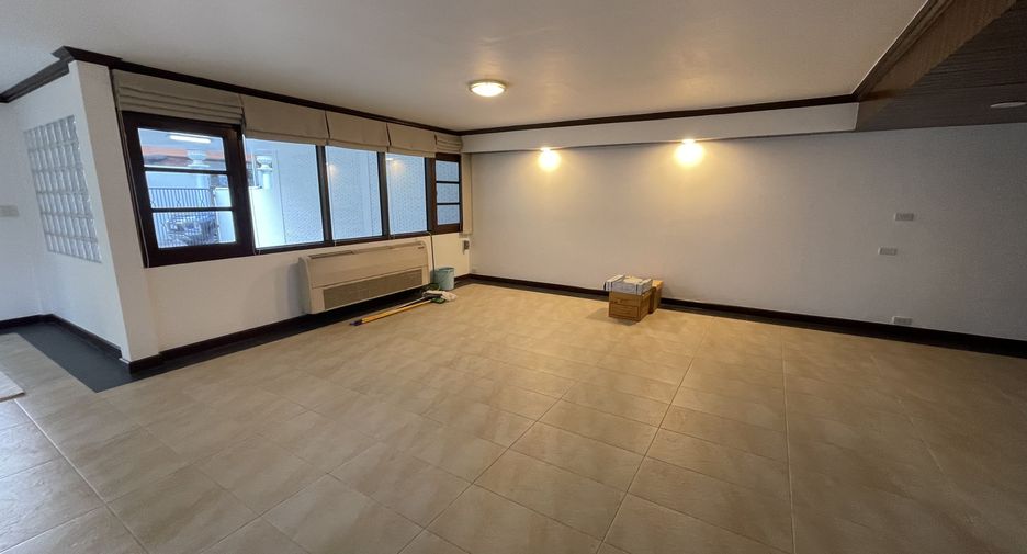 Haus zur Miete mit 3 Zimmer in Watthana, Bangkok