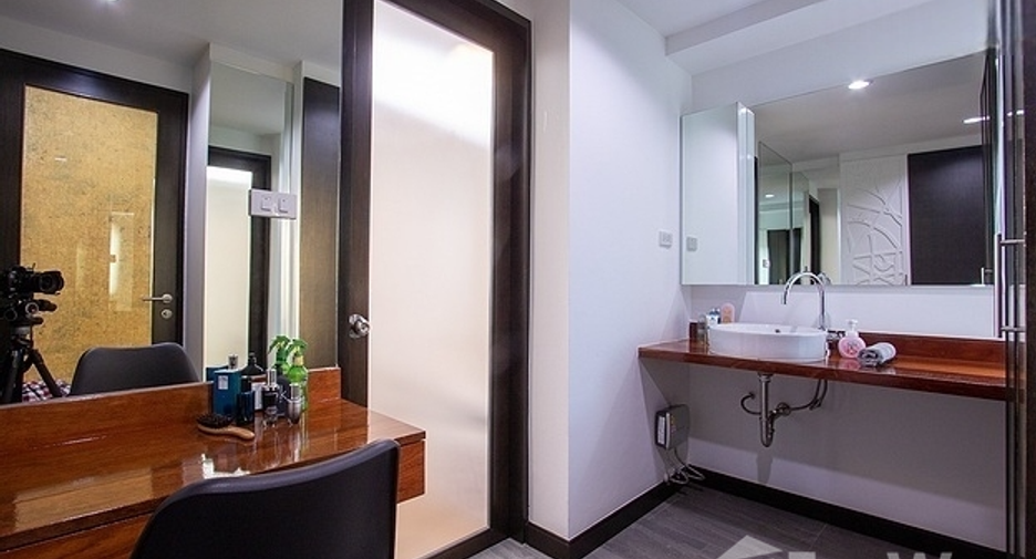 For rent 2 bedrooms condo in Bang Na, Bangkok