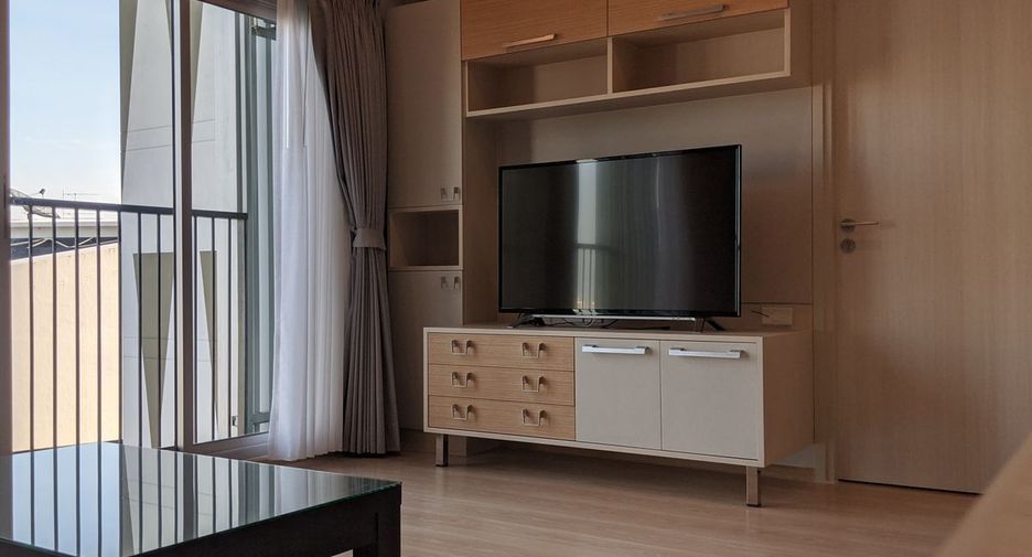 For rent 2 bedrooms condo in Huai Khwang, Bangkok