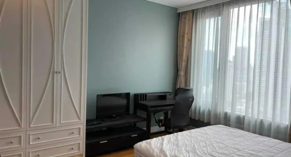 For rent 3 bedrooms condo in Khlong Toei, Bangkok