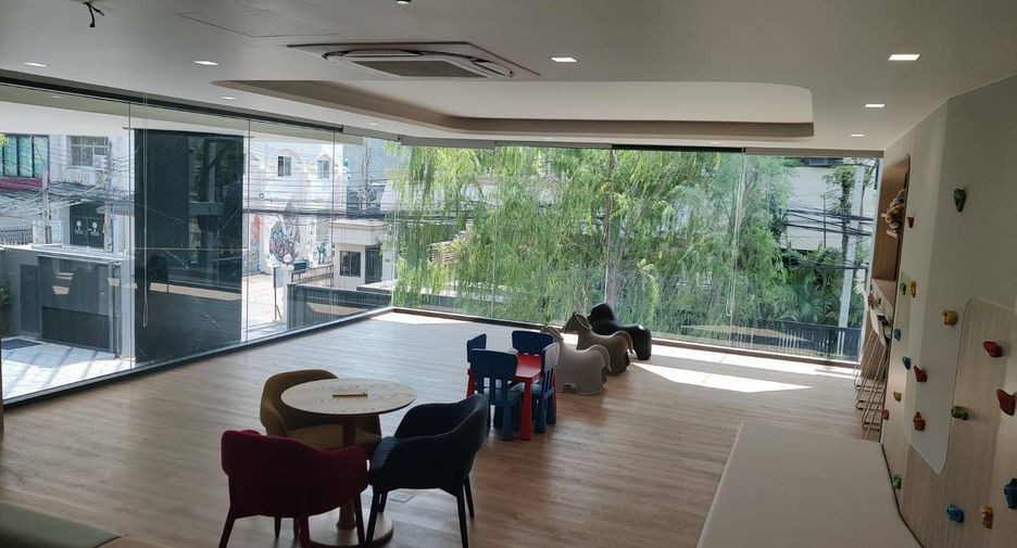 For rent 3 bedrooms apartment in Khlong Toei, Bangkok