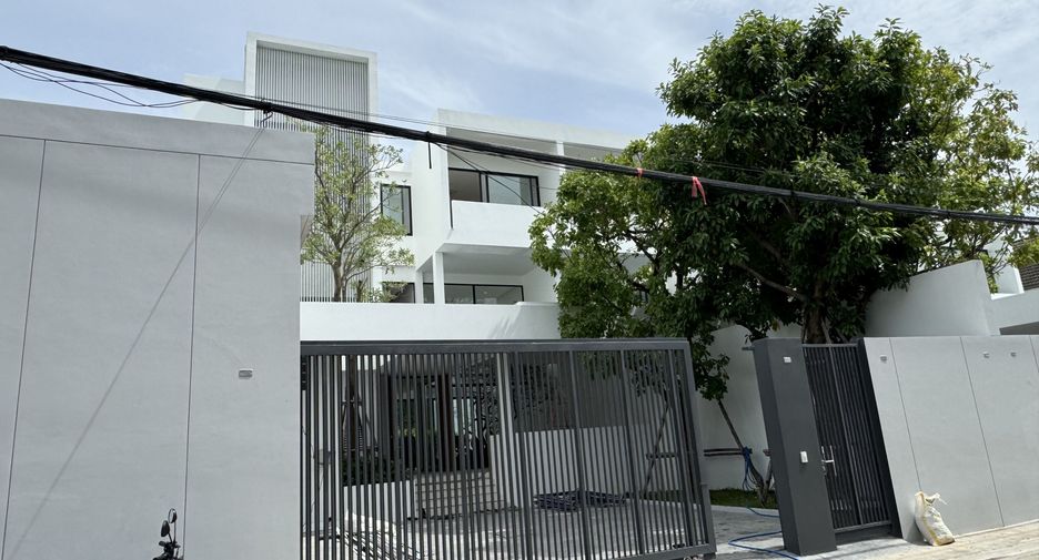 Haus zur Miete mit 4 Zimmer in Wang Thonglang, Bangkok