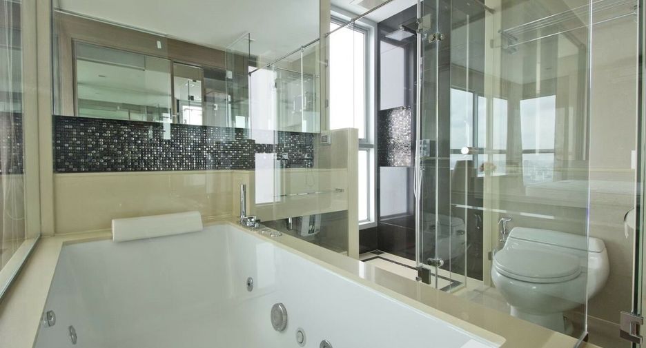 For rent 2 bedrooms condo in Watthana, Bangkok