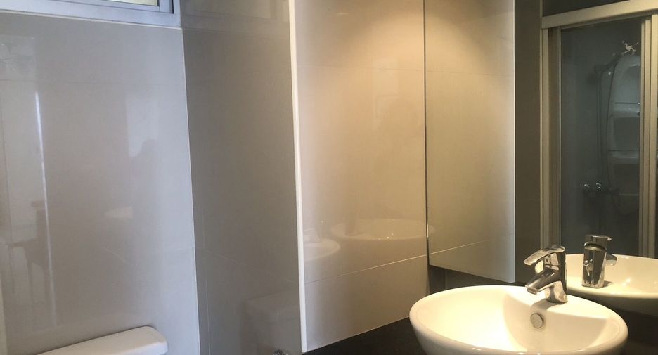 For rent 2 bedrooms condo in Yan Nawa, Bangkok