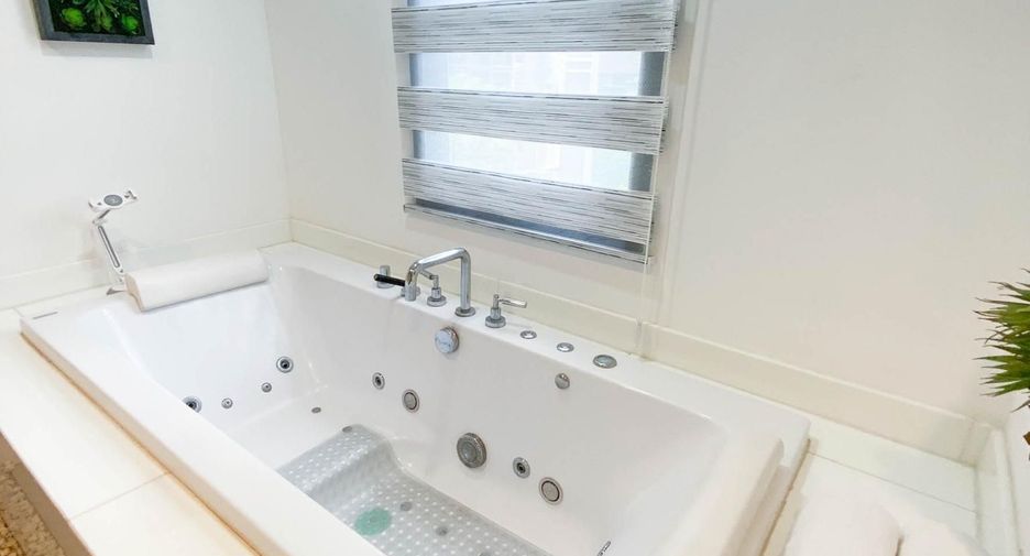 For rent 3 bedrooms condo in Pathum Wan, Bangkok