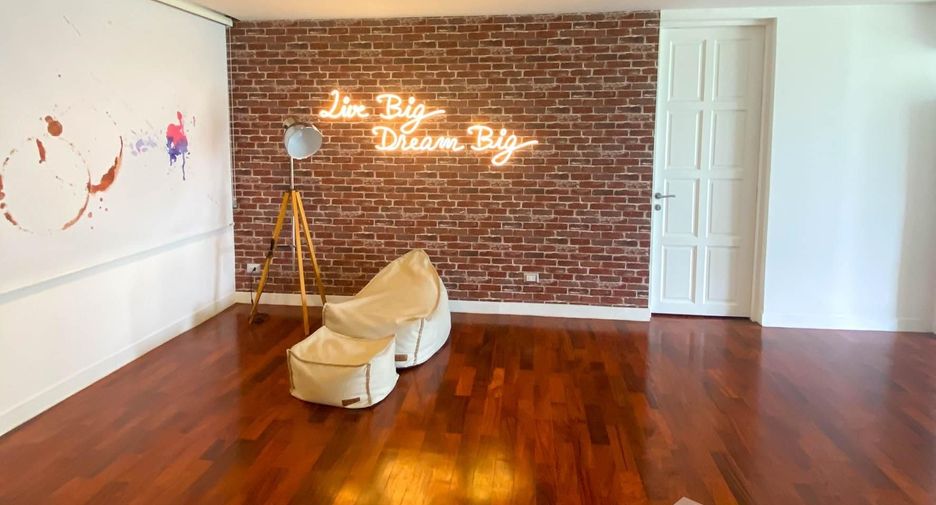 For rent 3 bedrooms condo in Pathum Wan, Bangkok