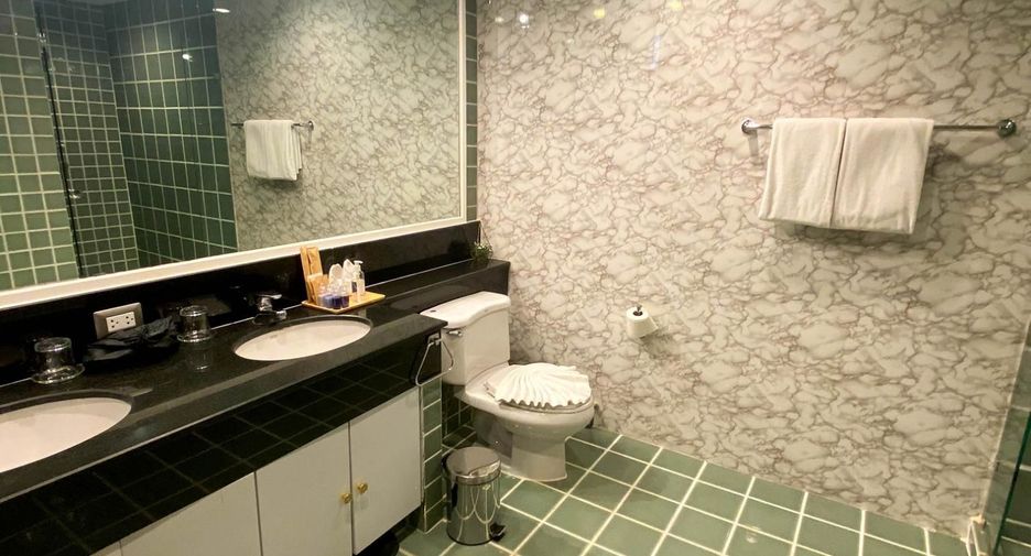 For rent 3 bedrooms condo in Pathum Wan, Bangkok