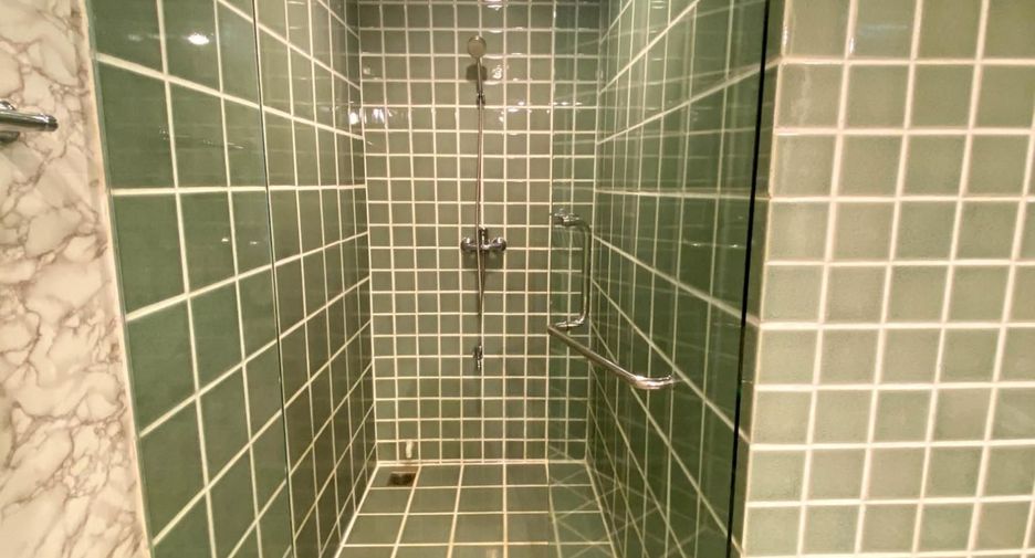 For rent 3 bedrooms condo in Pathum Wan, Bangkok