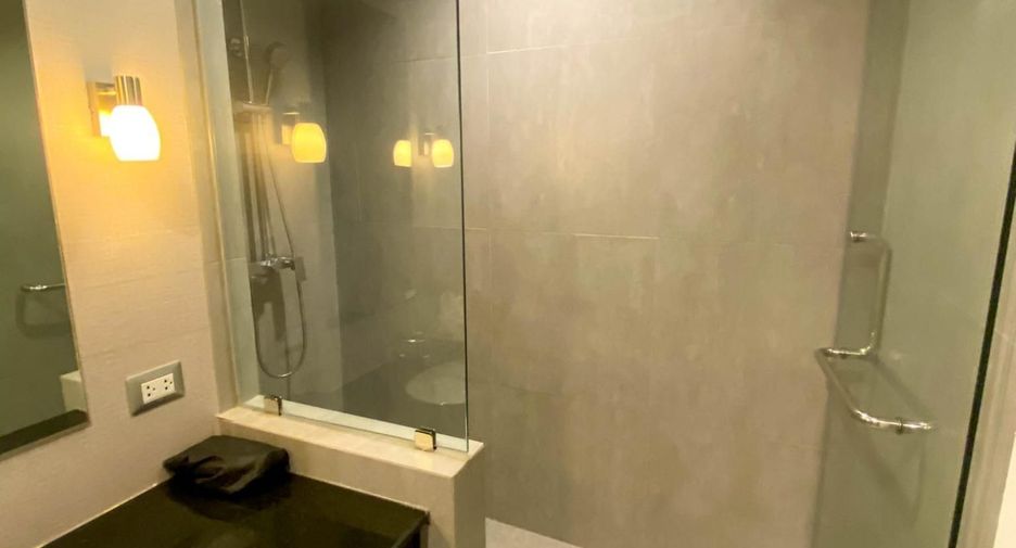 For rent 3 bedrooms condo in Pathum Wan, Bangkok