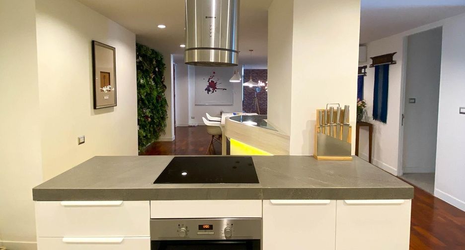 For rent 3 bedrooms condo in Pathum Wan, Bangkok